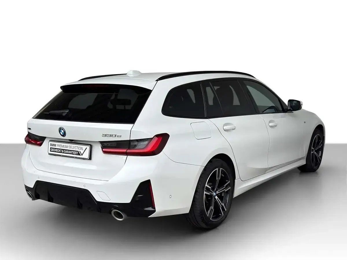 Gebraucht BMW 330e M Sport 292 PS (214 kW) 2025 Weiß Kombi
