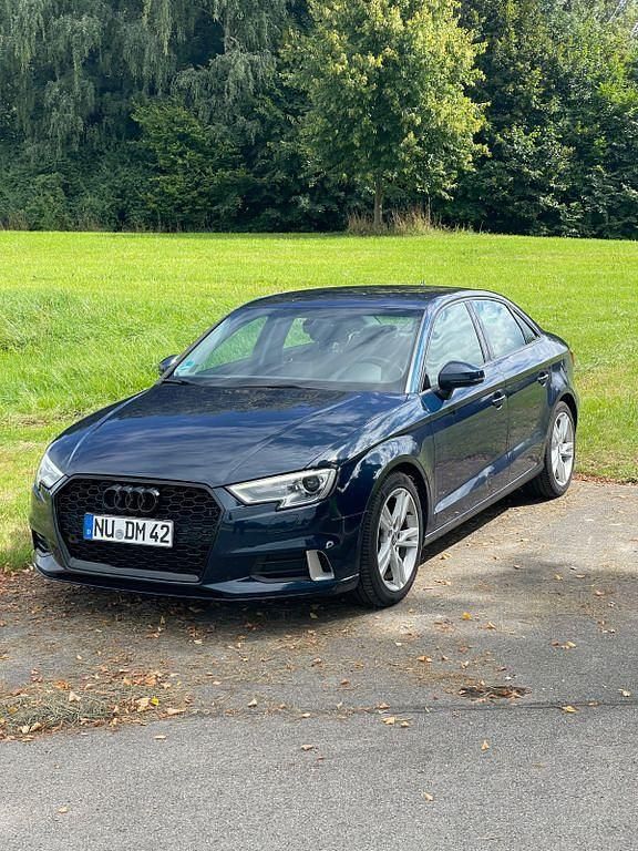 Blau Gebraucht 2018 Audi A3 Ambiente Limousine | 14.750 € (Superpreis) - Bild 1/4
