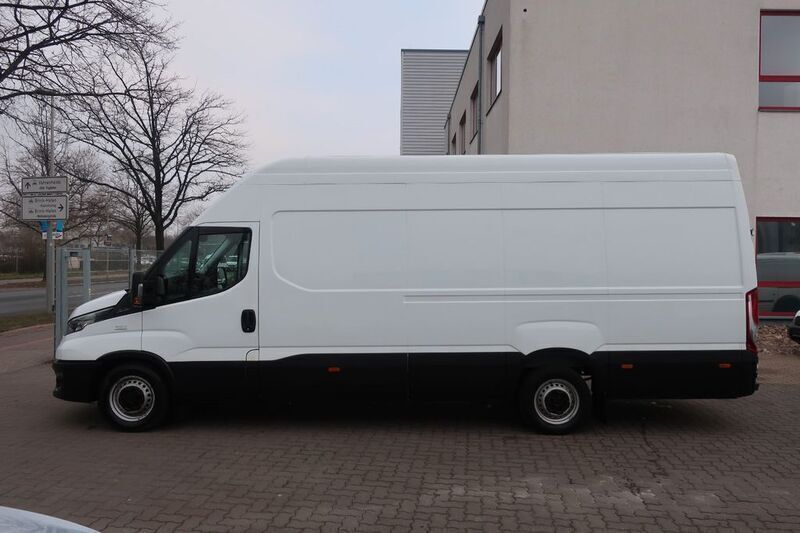 Weiß Gebraucht 2020 Iveco Daily Limousine | 17.400 € (Guter Preis) - Bild 1/4