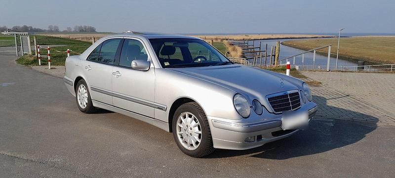 Second-hand Mercedes E200 163 CP (119 kW) 2000 Argintiu Berlinǎ