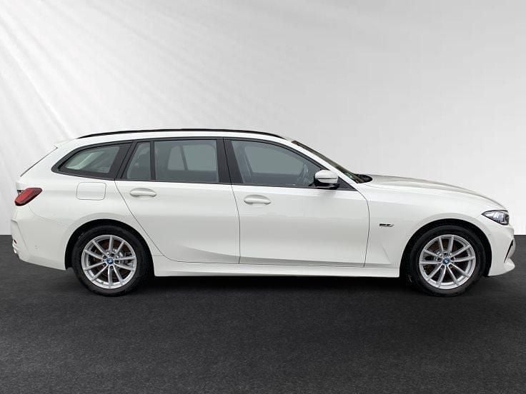 Gebraucht BMW 330e 292 PS (214 kW) 2023 Alpinweiss Kombi
