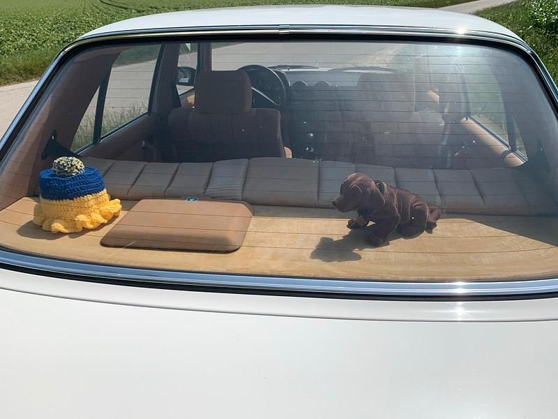 Gebraucht Mercedes E230 136 PS (100 kW) 1982 Weiß Limousine