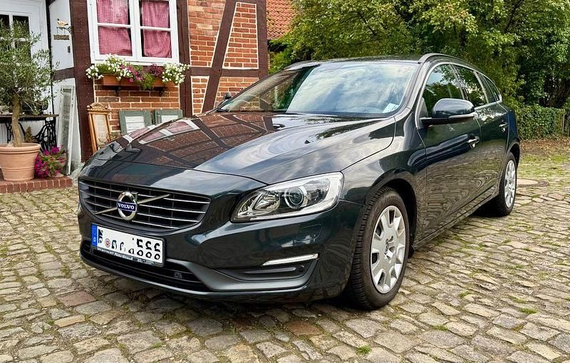 Grau Gebraucht 2013 Volvo V60 Momentum Kombi | 8.980 € (Guter Preis) - Bild 1/4