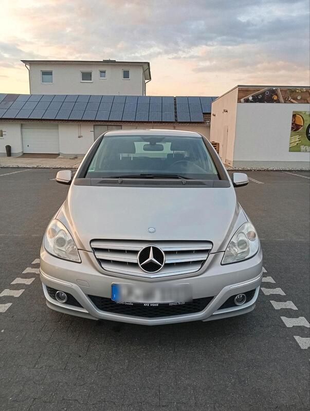 Silber Gebraucht 2009 Mercedes B180 Van / Kleinbus | 4.490 € - Bild 1/4