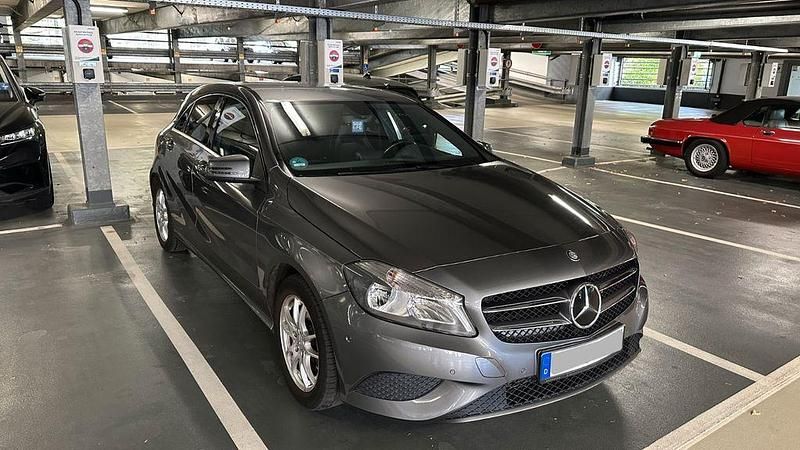 Grau Gebraucht 2014 Mercedes A180 Limousine | 9.900 € (Fairer Preis) - Bild 1/4