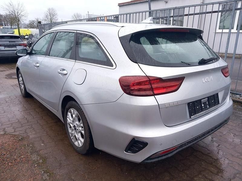 Gebraucht Kia Ceed Vision 120 PS (88 kW) 2024 Silber metallic Kleinwagen