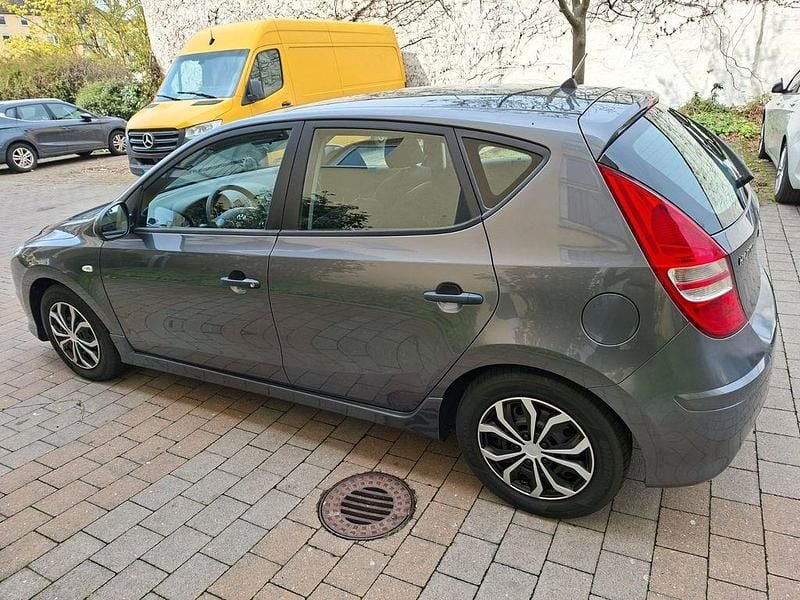 Gebraucht Hyundai i30 109 PS (80 kW) 2011 Grau Limousine