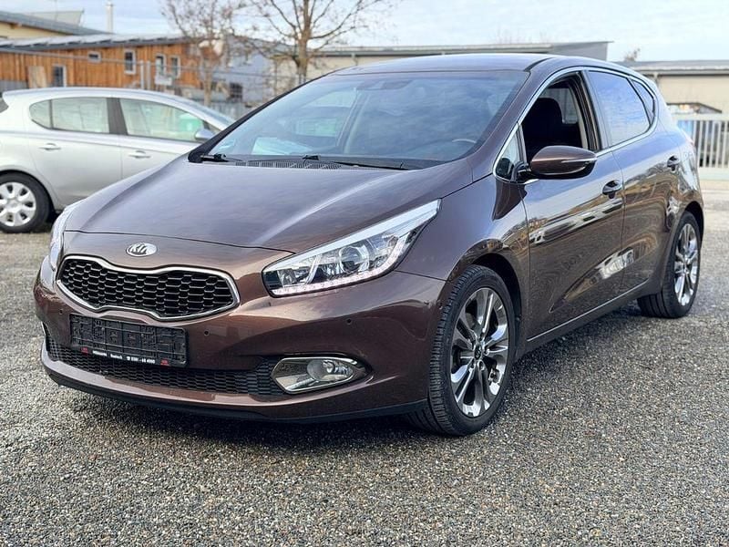Braun Gebraucht 2013 Kia Ceed Kleinwagen | 7.990 € (Guter Preis) - Bild 1/4
