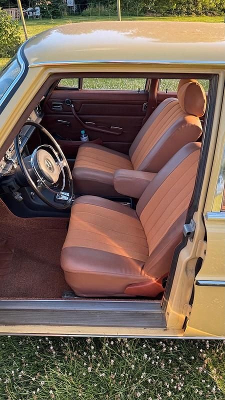 Gebraucht Mercedes W115 105 PS (77 kW) 1973 Gelb Limousine