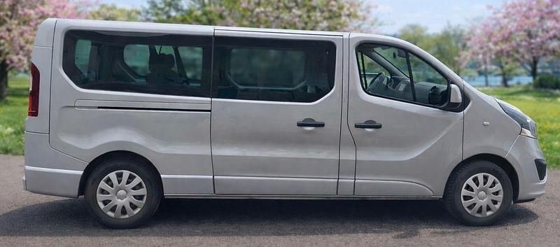 Gebraucht Opel Vivaro 145 PS (106 kW) 2018 Silber Van / Kleinbus