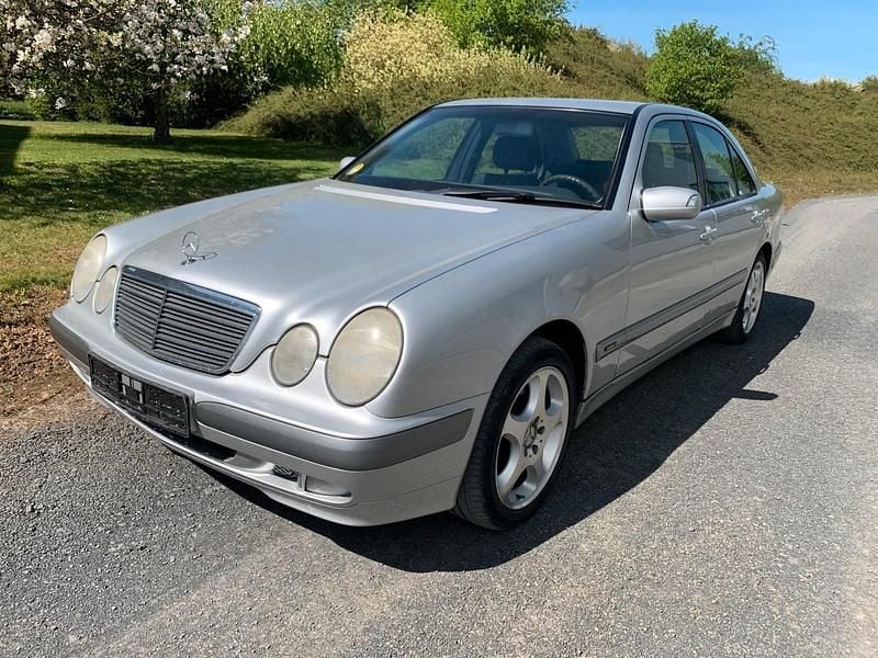 Grau Gebraucht 2001 Mercedes E270 Limousine | 2.900 € (Fairer Preis) - Bild 1/4