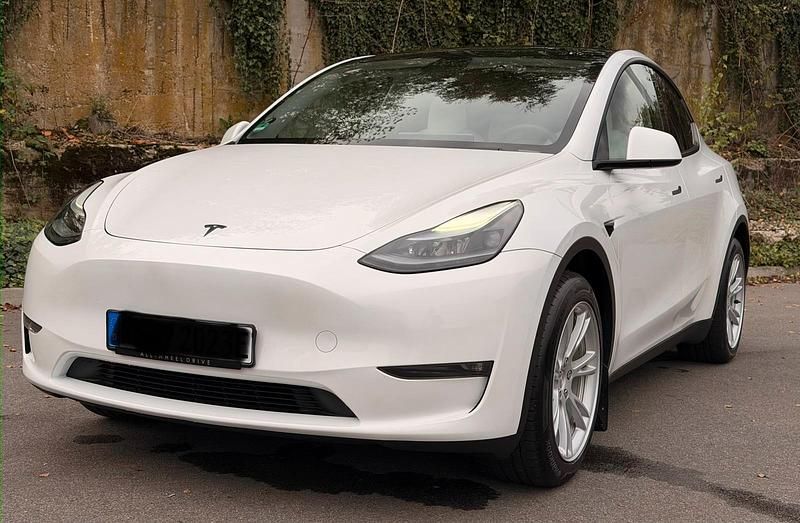 Weiß Gebraucht 2023 Tesla Model Y Long Range AWD SUV | 41.100 € (Teuer) - Bild 1/4