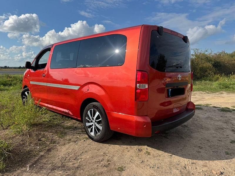 Gebraucht Toyota Proace Executive 177 PS (130 kW) 2017 Orange Van / Kleinbus