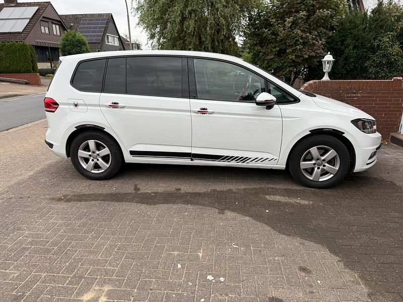 Weiß Gebraucht 2018 VW Touran Van / Kleinbus | 18.000 € (Superpreis) - Bild 1/4