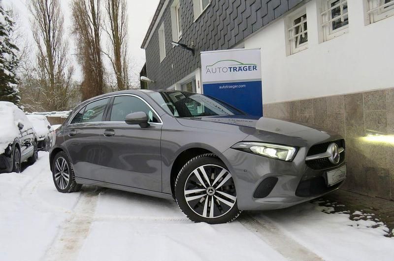 Grau Gebraucht 2021 Mercedes A200 Progressive Limousine | 22.990 € (Fairer Preis) - Bild 1/4