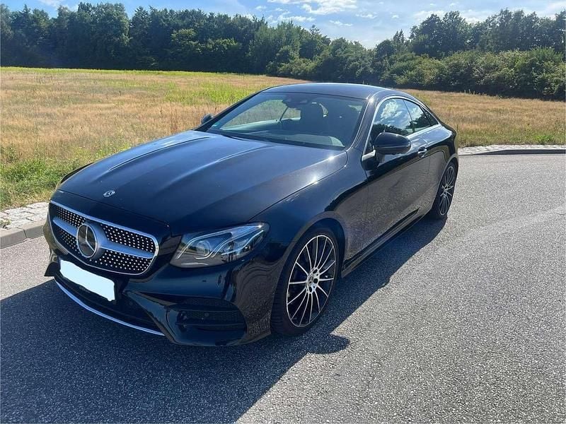 Schwarz Gebraucht 2018 Mercedes E220 AMG line Coupé | 35.400 € (Guter Preis) - Bild 1/4