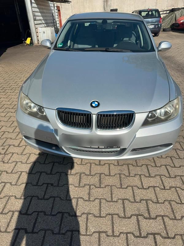 Silber Gebraucht 2006 BMW 320 Limousine | 2.450 € (Superpreis) - Bild 1/4