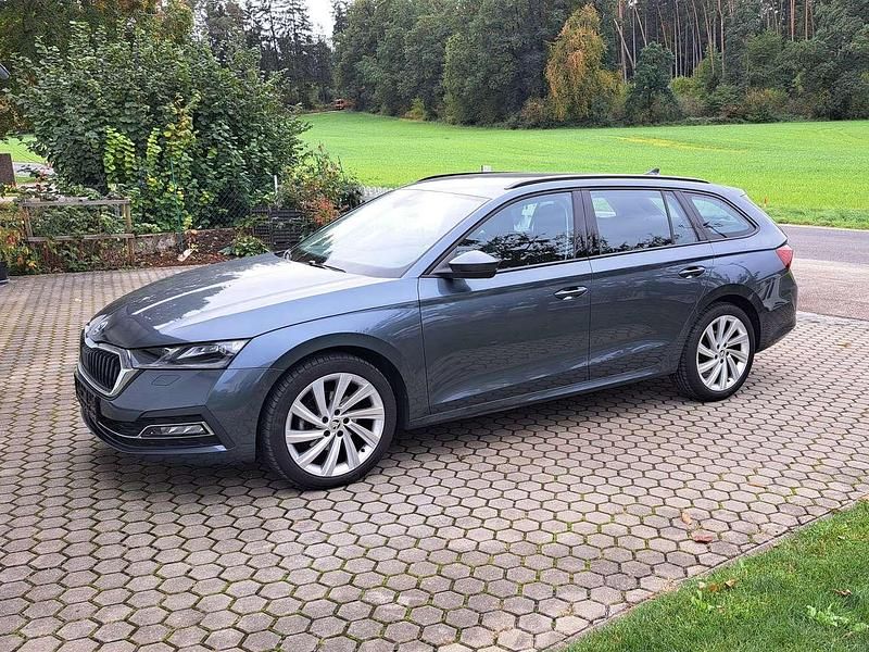 Quarz grau Gebraucht 2020 Skoda Octavia First Edition Kombi | 21.500 € (Guter Preis) - Bild 1/4