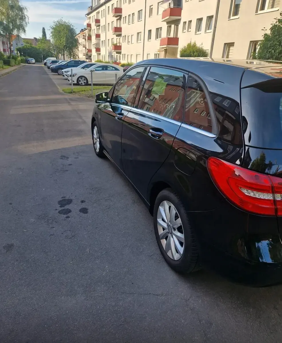 Gebraucht Mercedes B200 156 PS (114 kW) 2013 Schwarz Kleinwagen