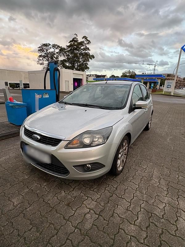 Gebraucht Ford Focus 115 PS (84 kW) 2009 Silber Limousine
