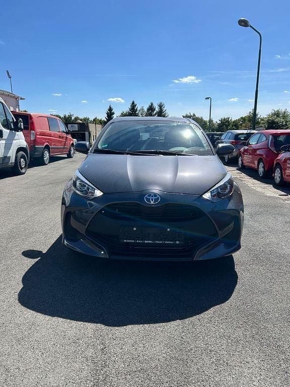 Grau Gebraucht 2023 Toyota Yaris Limousine | 12.000 € (Superpreis) - Bild 1/4