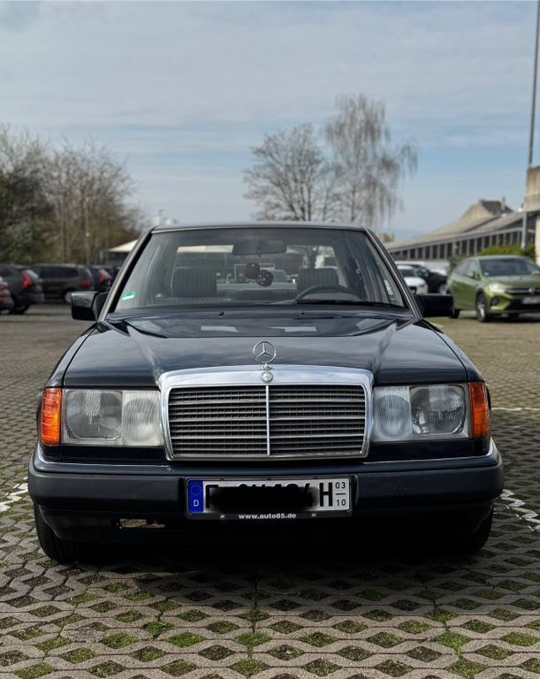 Blau Gebraucht 1991 Mercedes E230 Limousine | 4.499 € - Bild 1/4
