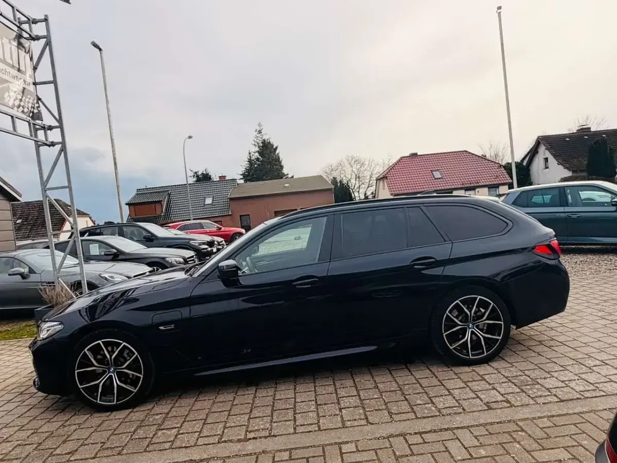 Gebraucht BMW 530e M Sport 292 PS (214 kW) 2022 Carbonschwarz Kombi