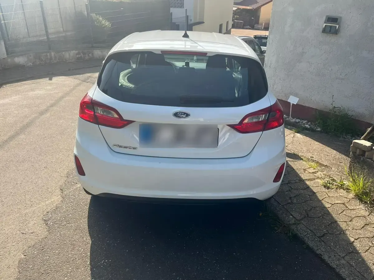 Gebraucht Ford Fiesta 70 PS (51 kW) 2017 Weiß Kleinwagen