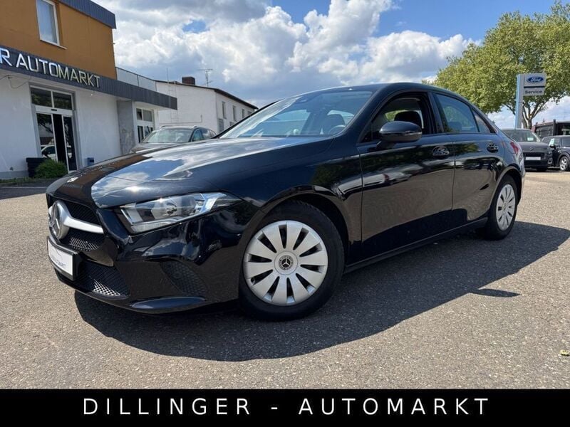 Kosmosschwarz metalliclack Gebraucht 2020 Mercedes A180 Limousine | 19.890 € (Guter Preis) - Bild 1/4