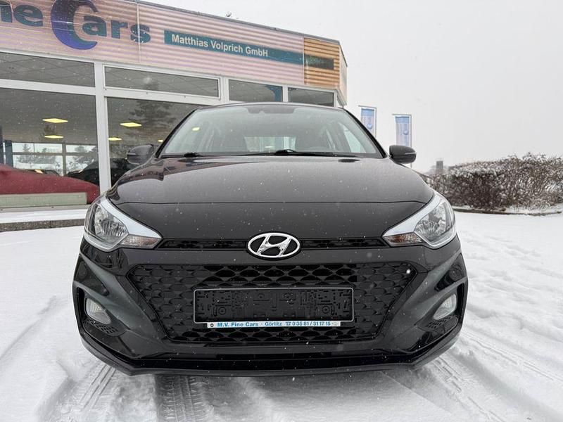 Gebraucht Hyundai i20 Select 84 PS (61 kW) 2018 Schwarz Limousine