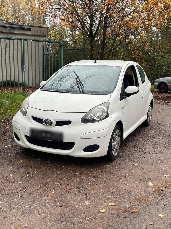Weiß Gebraucht 2010 Toyota Aygo Kleinwagen | 2.000 € (Fairer Preis) - Bild 1/4