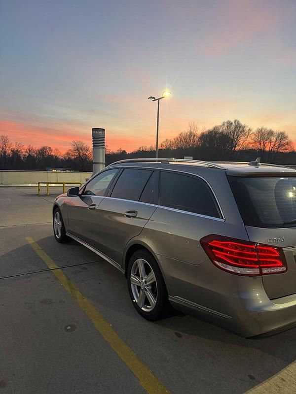Gebraucht Mercedes E220 Elegance 170 PS (125 kW) 2014 Grau Kombi