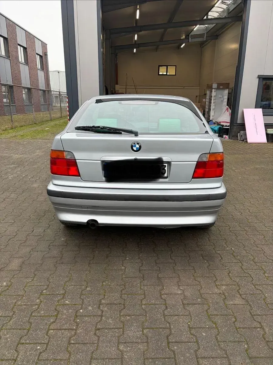 Używany BMW 318 140 KM (102 kW) 1997 Szary Sedan/Limuzyna