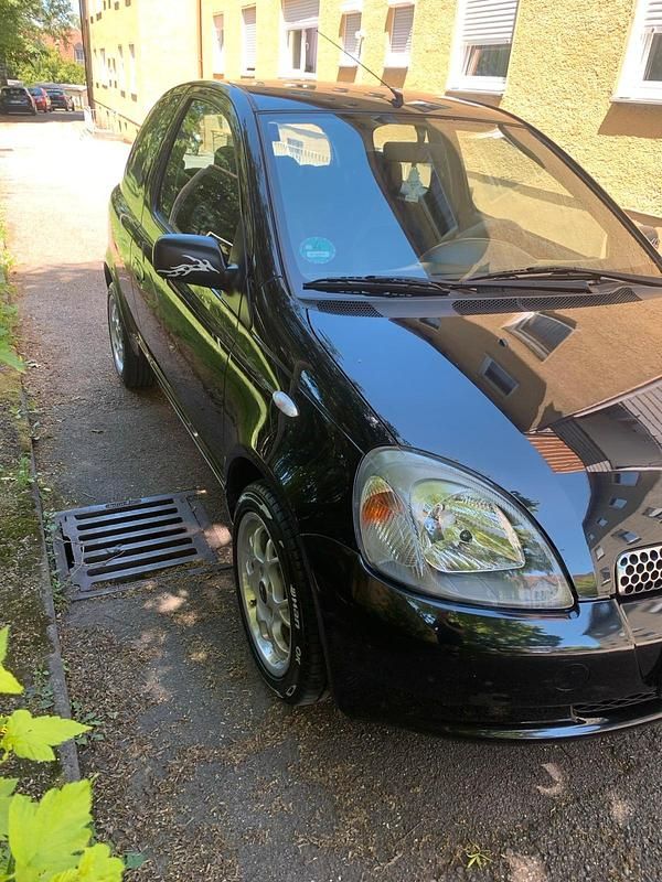 Schwarz Gebraucht 2001 Toyota Yaris Kleinwagen | 2.650 € (Teuer) - Bild 1/4