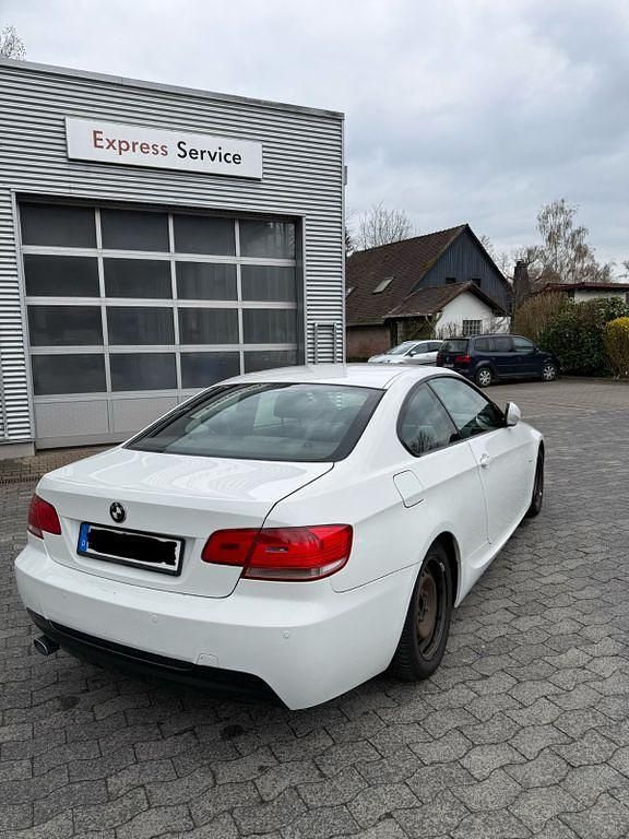 Gebraucht BMW 320 177 PS (130 kW) 2009 Weiß Coupé