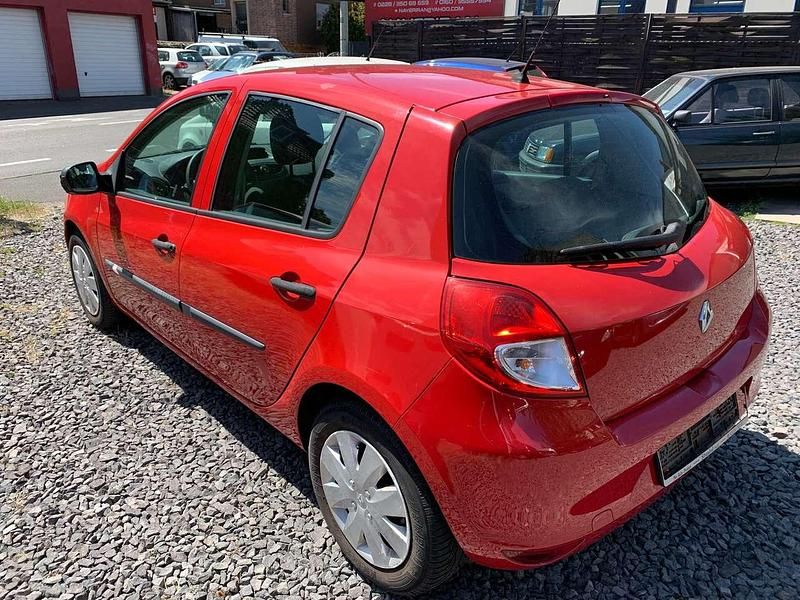 Second-hand Renault Clio II Expression 75 CP (55 kW) 2009 Roșu Hatchback