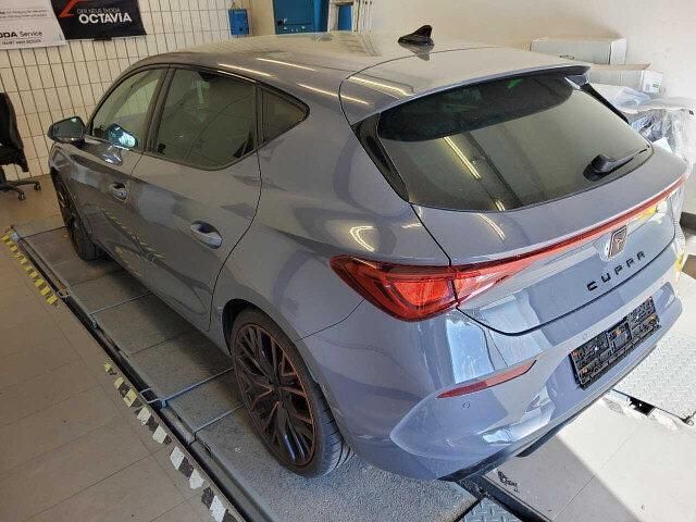 Używany Cupra Leon 245 KM (180 kW) 2023 Szary Sedan/Limuzyna