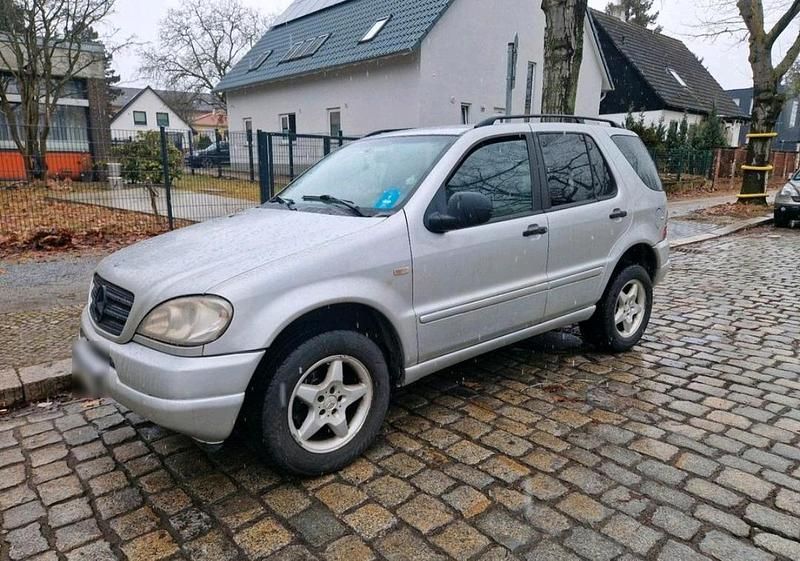 Gebraucht Mercedes ML320 218 PS (160 kW) 1998 Silber SUV