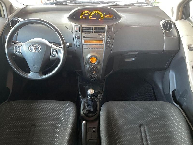 Gebraucht Toyota Yaris 69 PS (50 kW) 2011 Grau Limousine