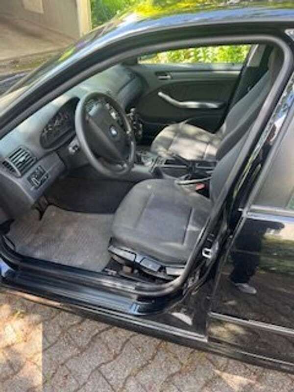 Schwarz Gebraucht 2002 BMW 320 Kombi | 800 € (Superpreis) - Bild 1/4