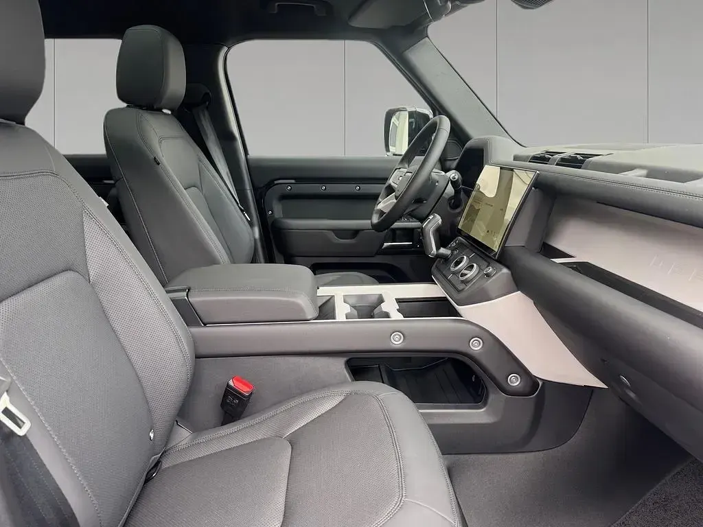 Gebraucht Land Rover Defender 252 PS (185 kW) 2026 Schwarz SUV