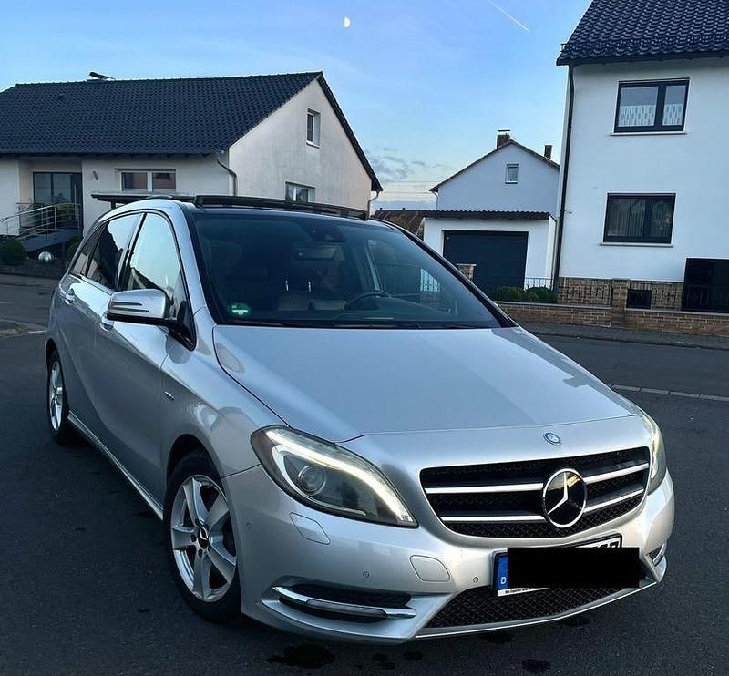 Silber Gebraucht 2011 Mercedes B200 Night Van / Kleinbus | 8.600 € (Etwas zu teuer) - Bild 1/4