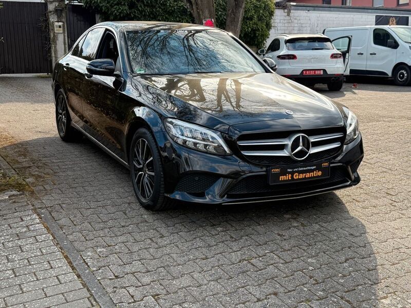 Schwarz Gebraucht 2018 Mercedes C180 Limousine | 17.600 € (Teuer) - Bild 1/4