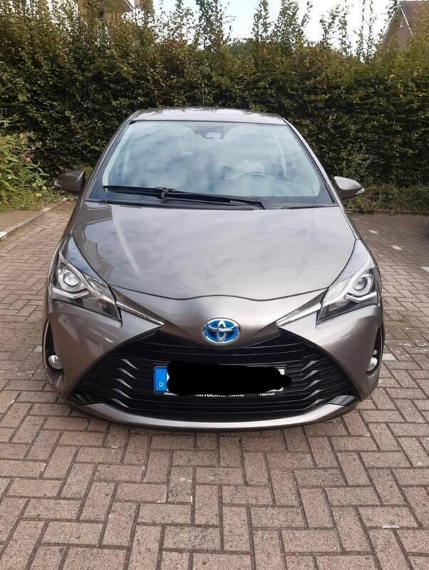 Braun Gebraucht 2017 Toyota Yaris Hybrid Comfort Kleinwagen | 9.300 € (Superpreis) - Bild 1/4