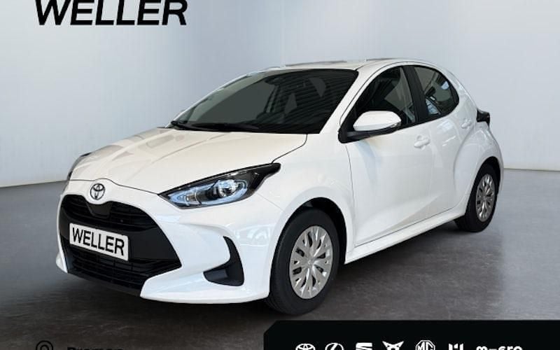 Weiß Neu 2025 Toyota Yaris Hybrid Comfort Limousine | 23.906 € (Guter Preis) - Bild 1/4