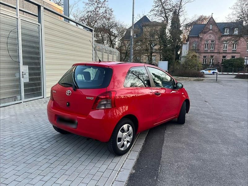 Gebraucht Toyota Yaris 69 PS (50 kW) 2007 Rot Kleinwagen