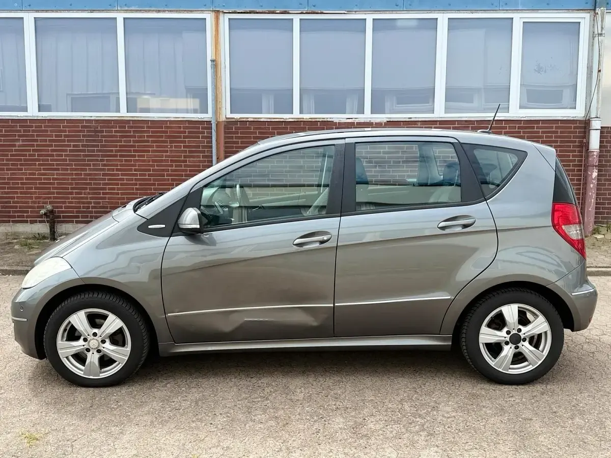 Używany Mercedes A180 109 KM (80 kW) 2009 Srebrny Minivan