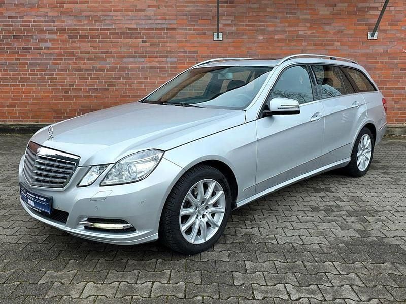 Silber Gebraucht 2012 Mercedes E200 Limousine | 10.990 € (Fairer Preis) - Bild 1/4