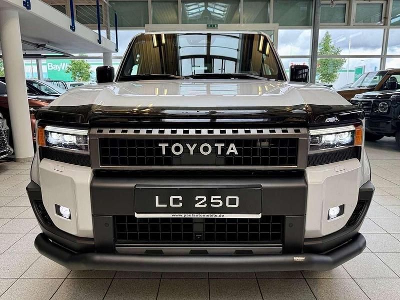 089 pearlwhite mica Gebraucht 2025 Toyota Land Cruiser TEC-Edition SUV | 91.495 € (Teuer) - Bild 1/4
