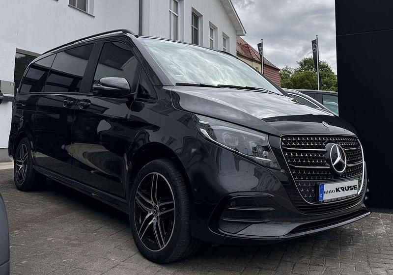 Lackfarbe graphitgrau metallic Gebraucht 2024 Mercedes V300 Avantgarde Van / Kleinbus | 73.500 € (Guter Preis) - Bild 1/4